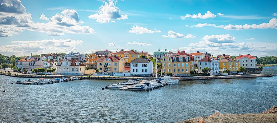 Explora la colorida costa de Karlskrona durante un tour guiado.